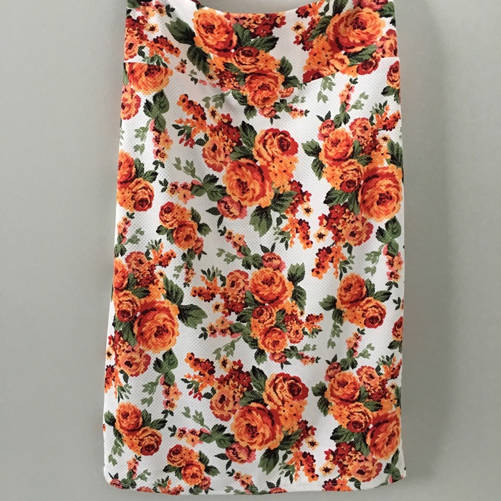 White/Floral Lularoe Textured Cassie Skirt🖤SALE🖤